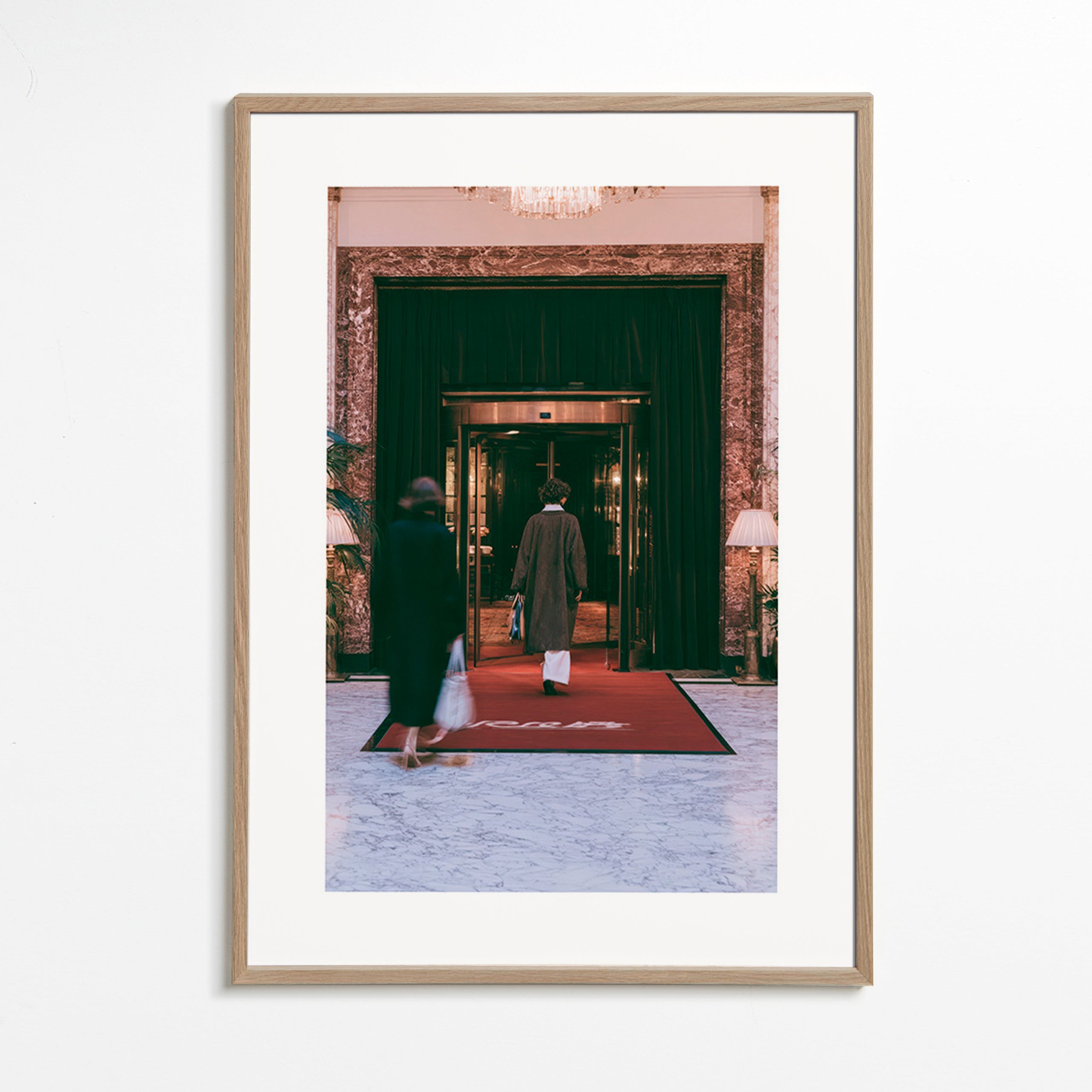 Fotografie van hotelentree met rood tapijt