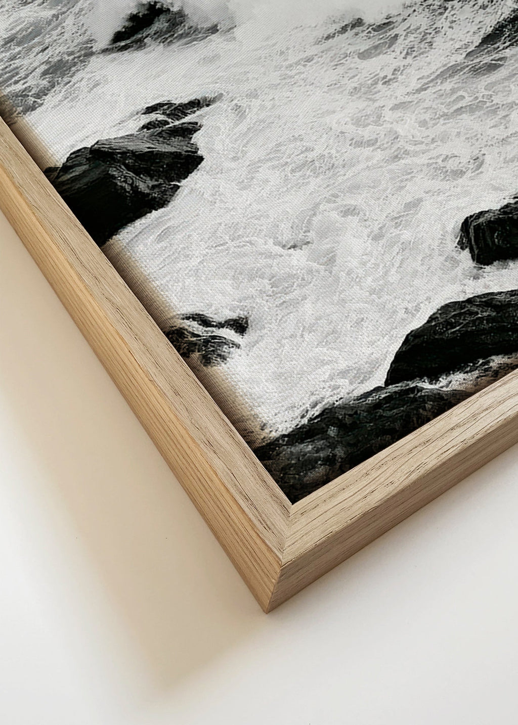 Landschapkunst met brekende golven in zwart-wit