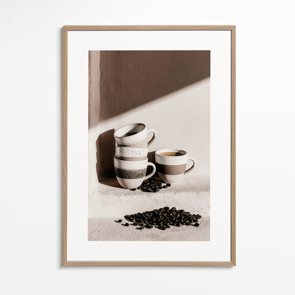 Keuken kunst met gestapelde mokken en koffiebonen