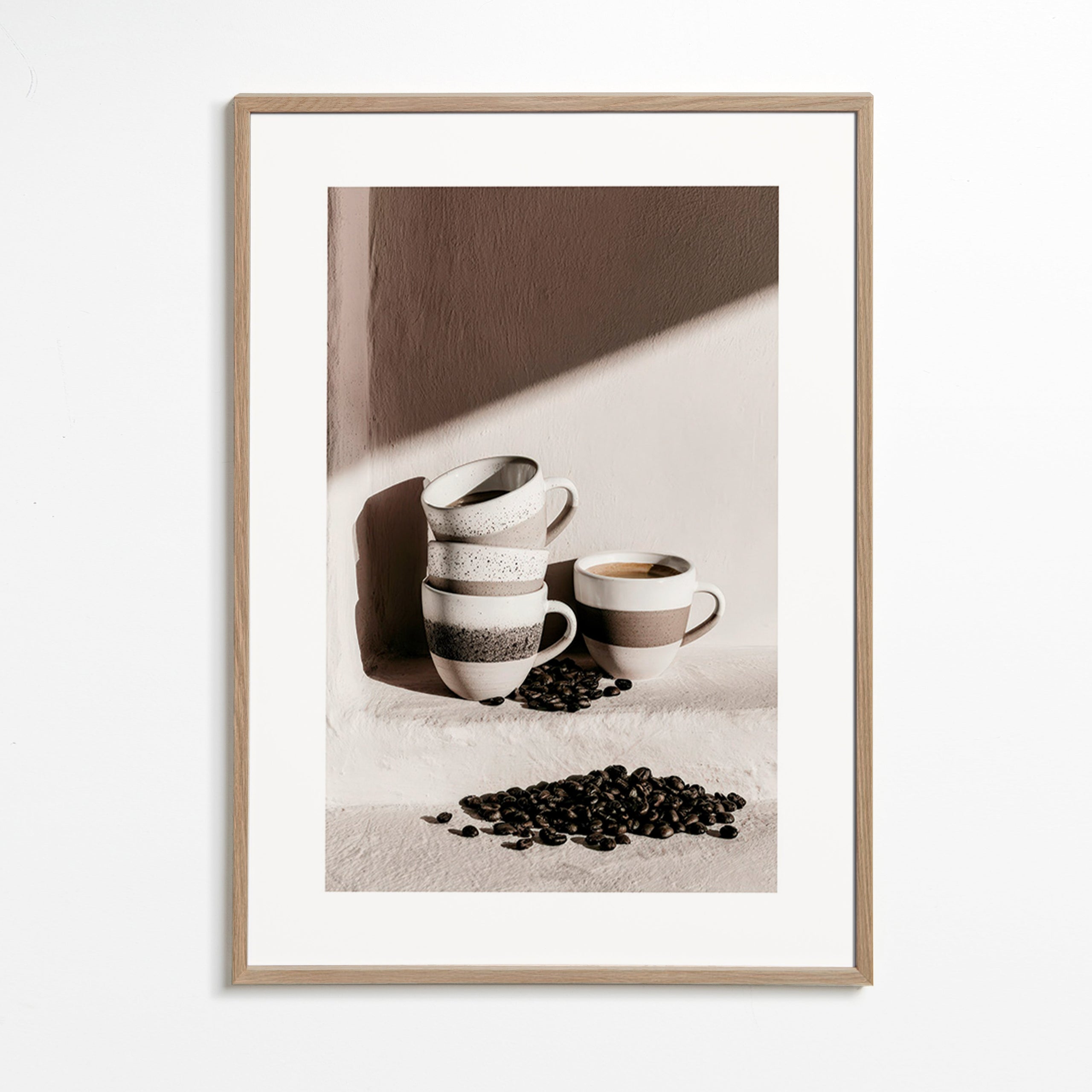 Keuken kunst met gestapelde mokken en koffiebonen