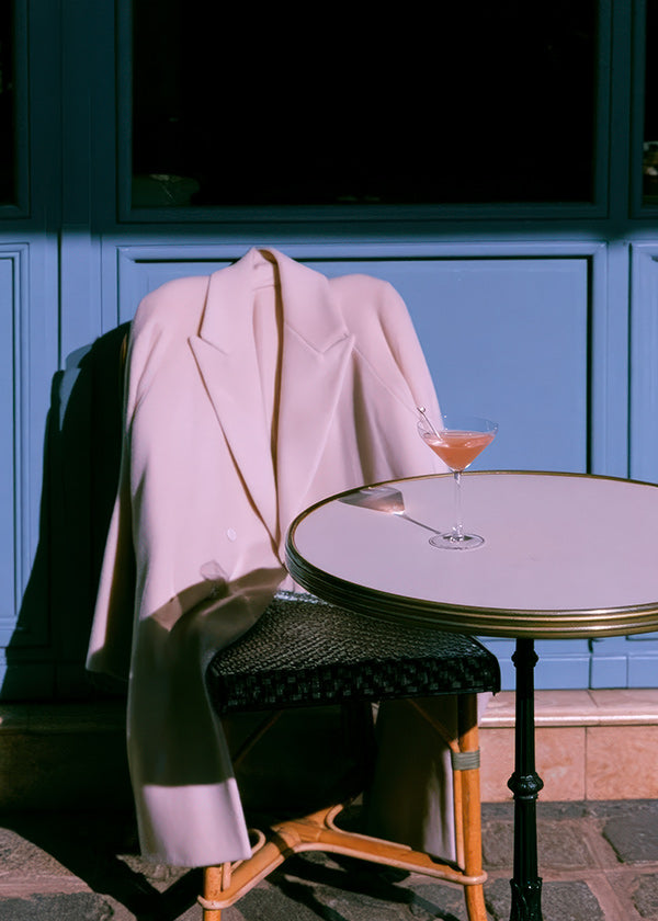 Fotografie roze jas en cocktail op terras