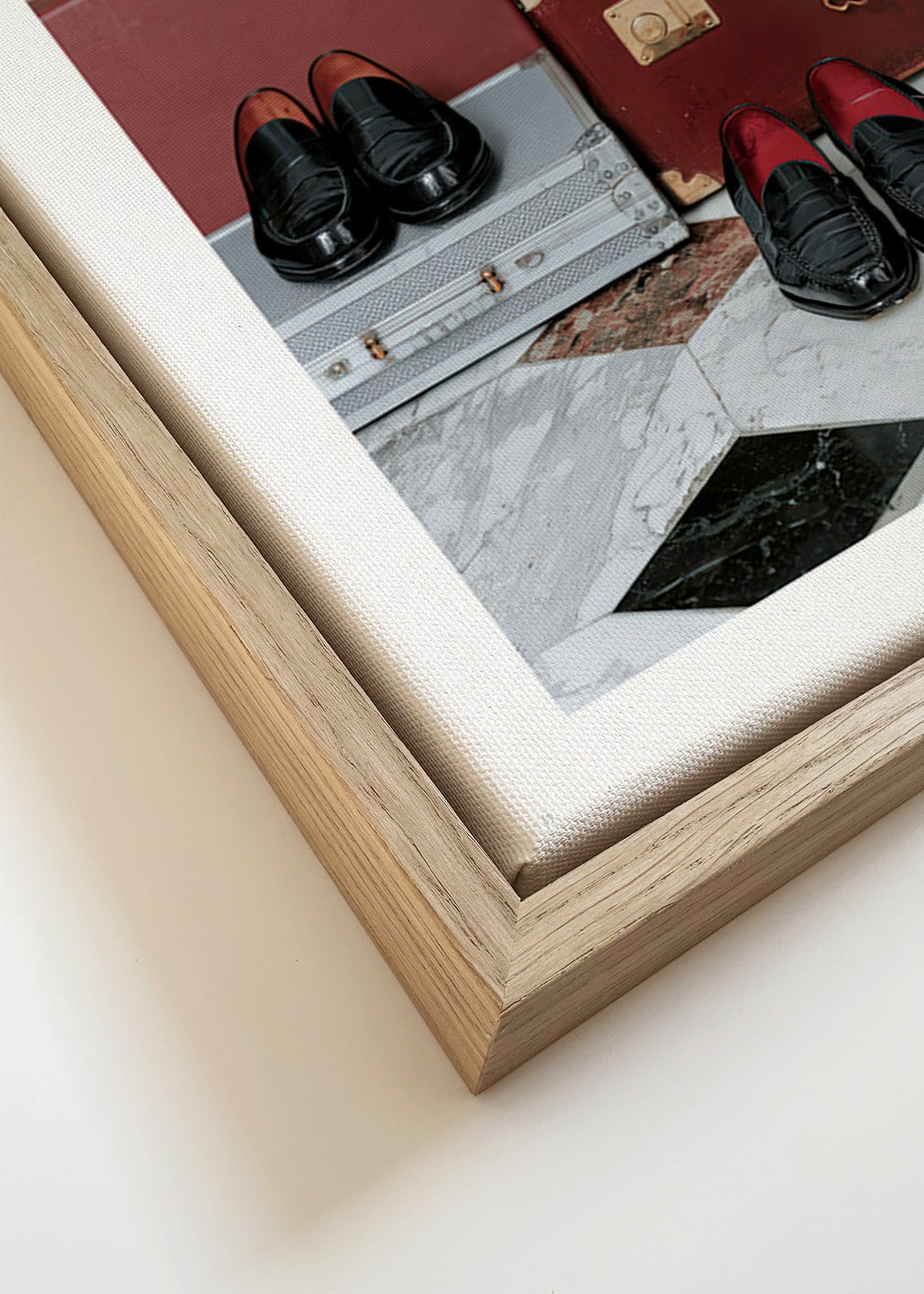 Reisposter met vintage koffers en gepolijste loafers