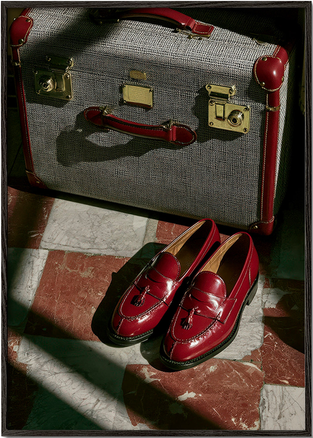 Reisefoto met vintage koffer en rode loafers