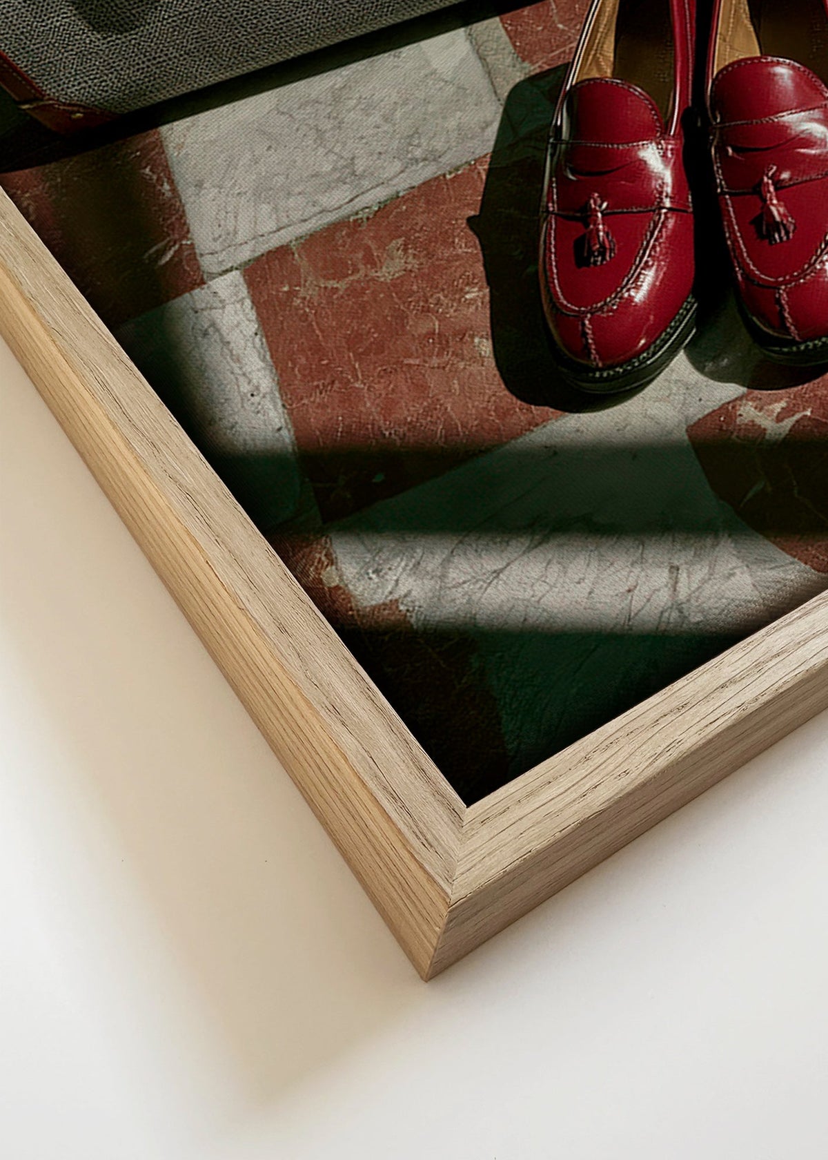 Reisefoto met vintage koffer en rode loafers