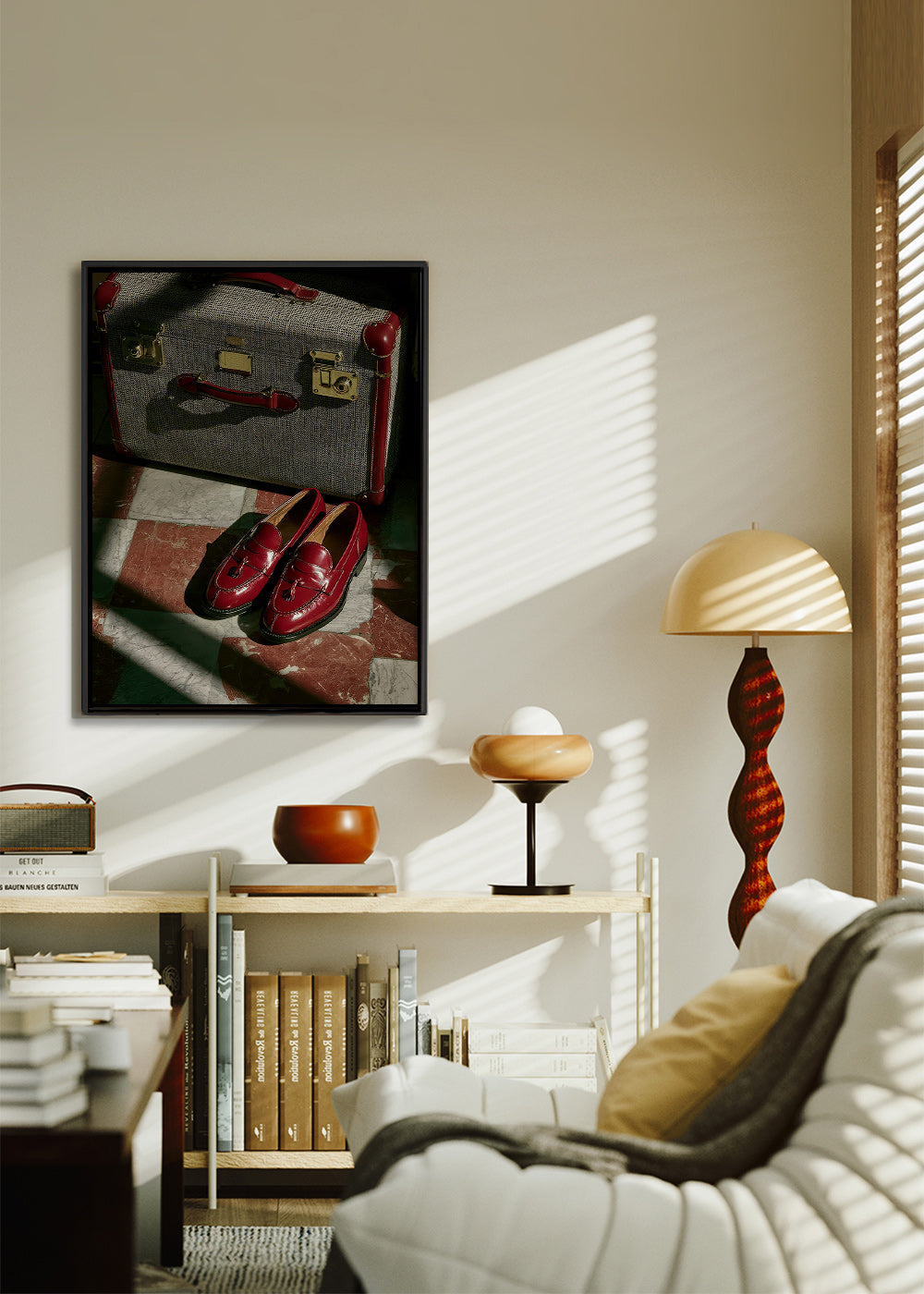 Reisefoto met vintage koffer en rode loafers