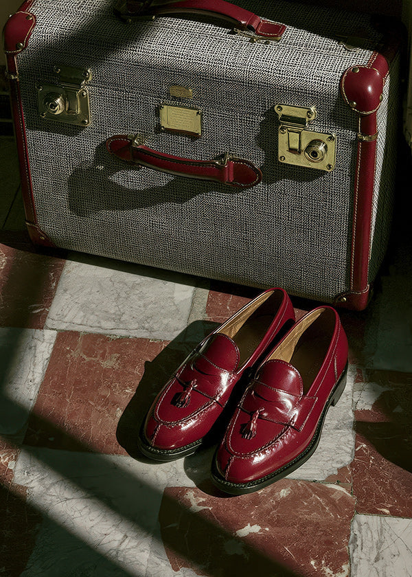 Reisefoto met vintage koffer en rode loafers