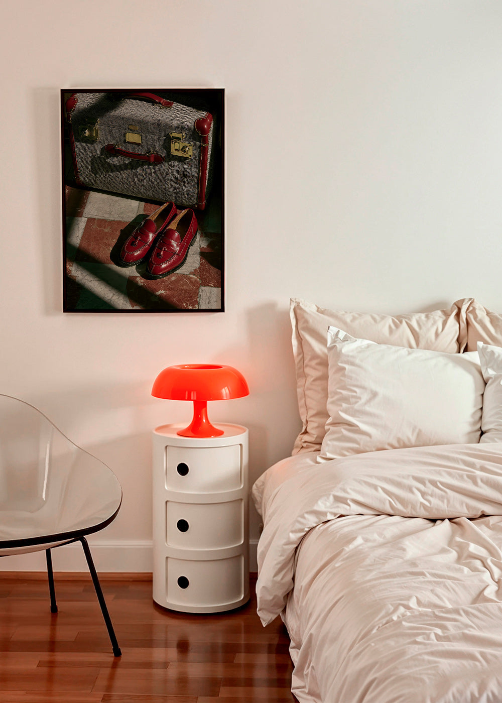 Reisefoto met vintage koffer en rode loafers