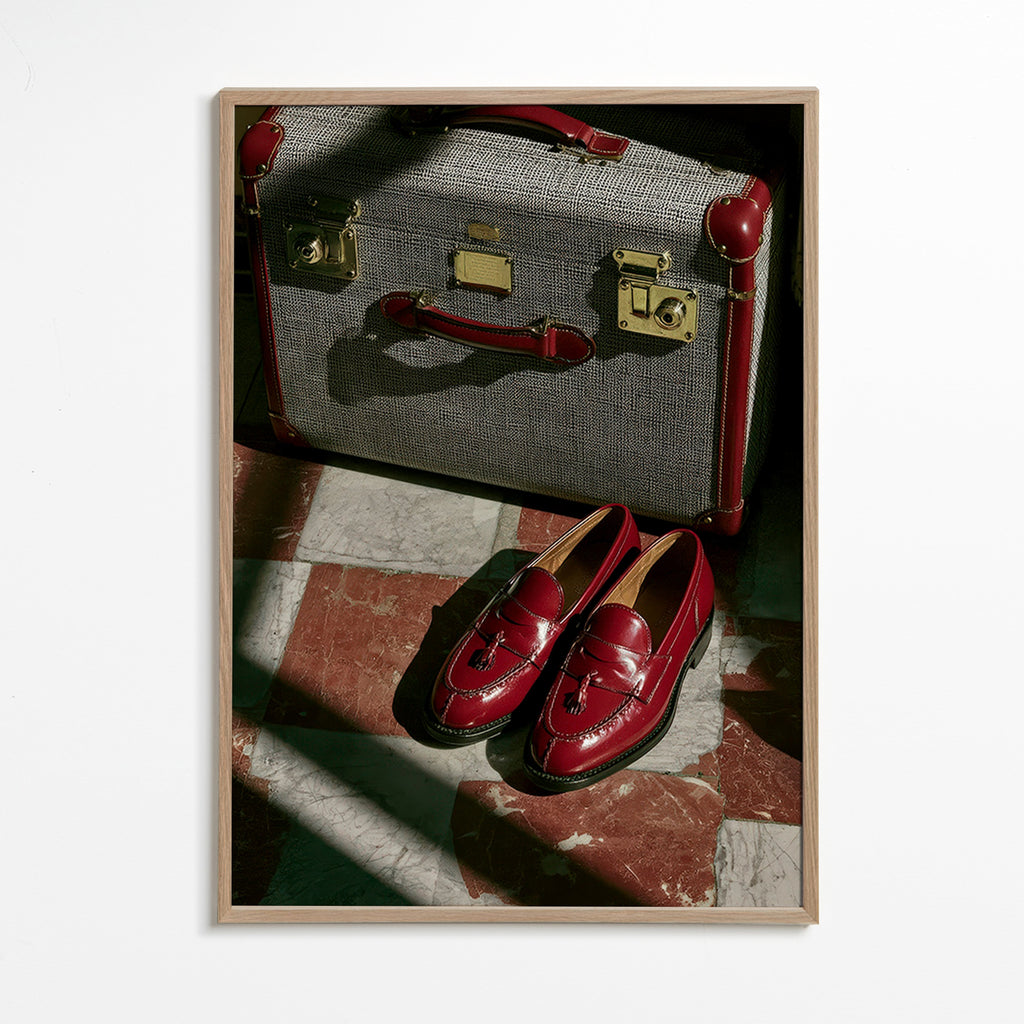 Reisefoto met vintage koffer en rode loafers