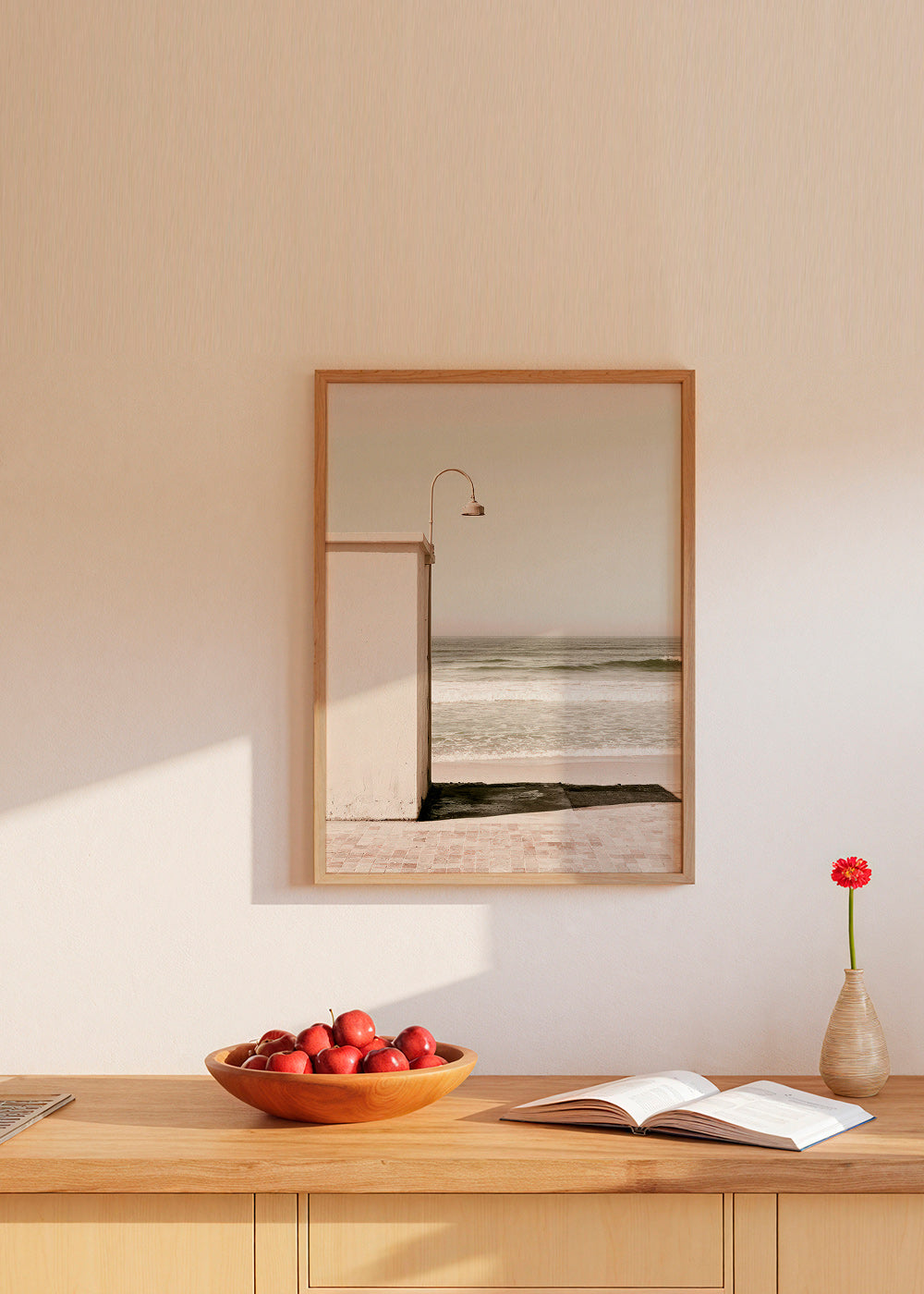 Landschapsschilderij strand met wandlamp