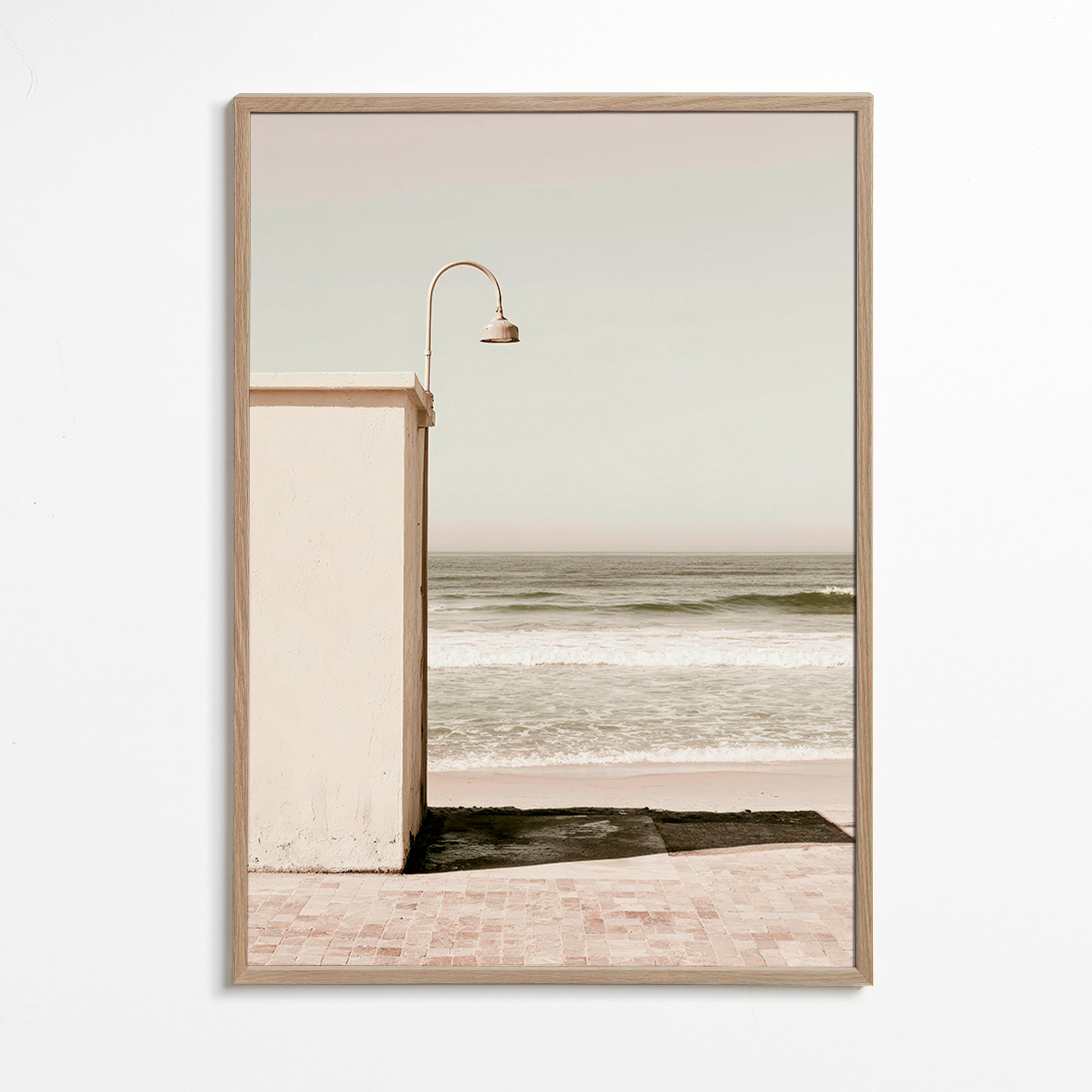 Landschapsschilderij strand met wandlamp