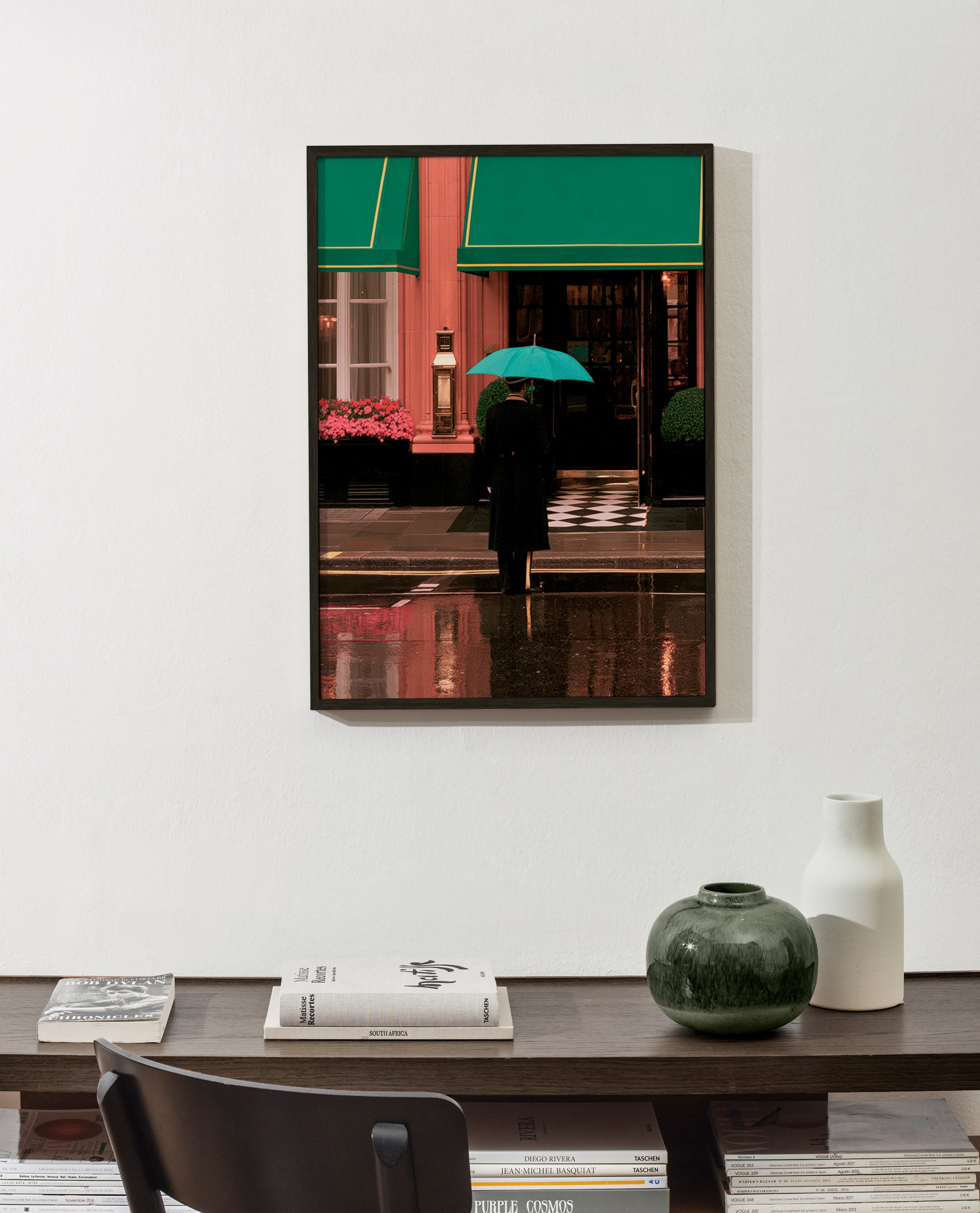 Stadsfoto: figuur met paraplu en reflecties