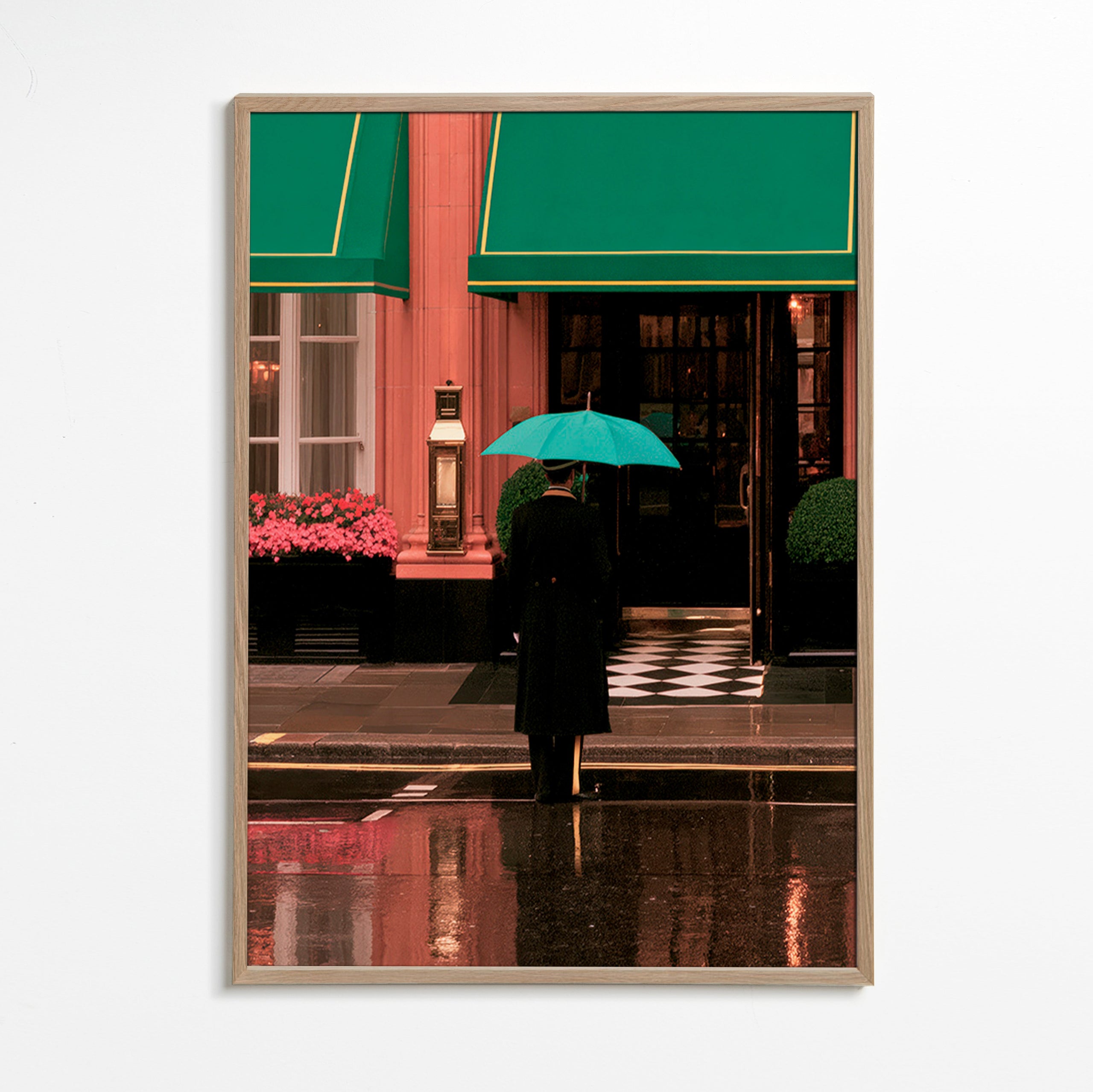 Stadsfoto: figuur met paraplu en reflecties