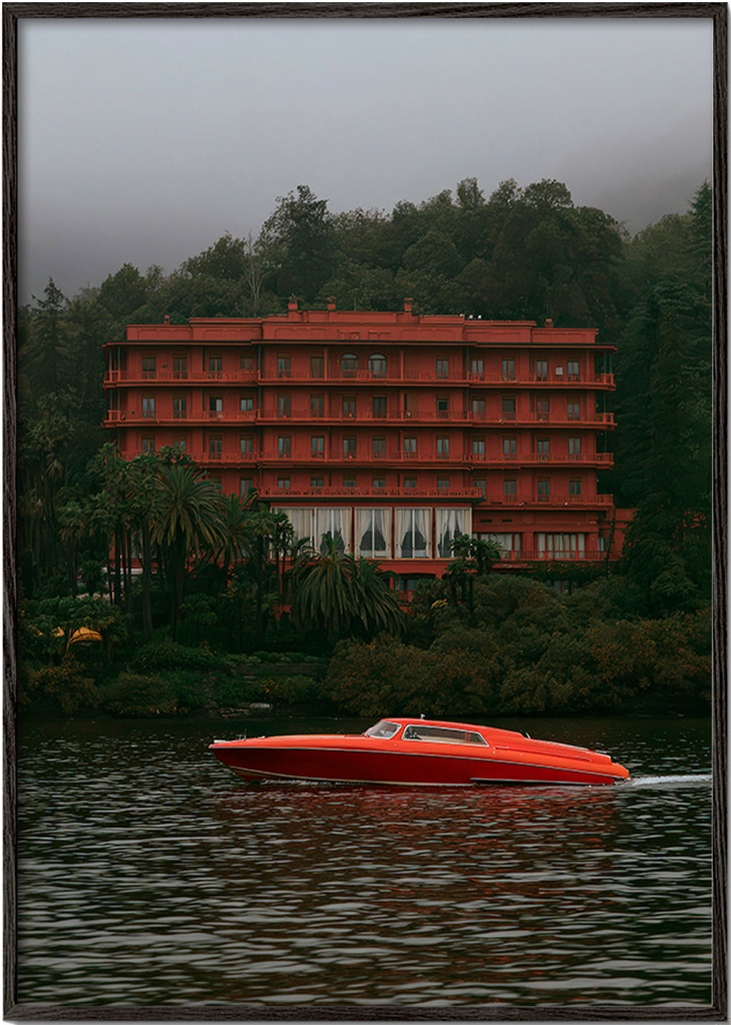 Landschapsschilderij met rood hotel en speedboot