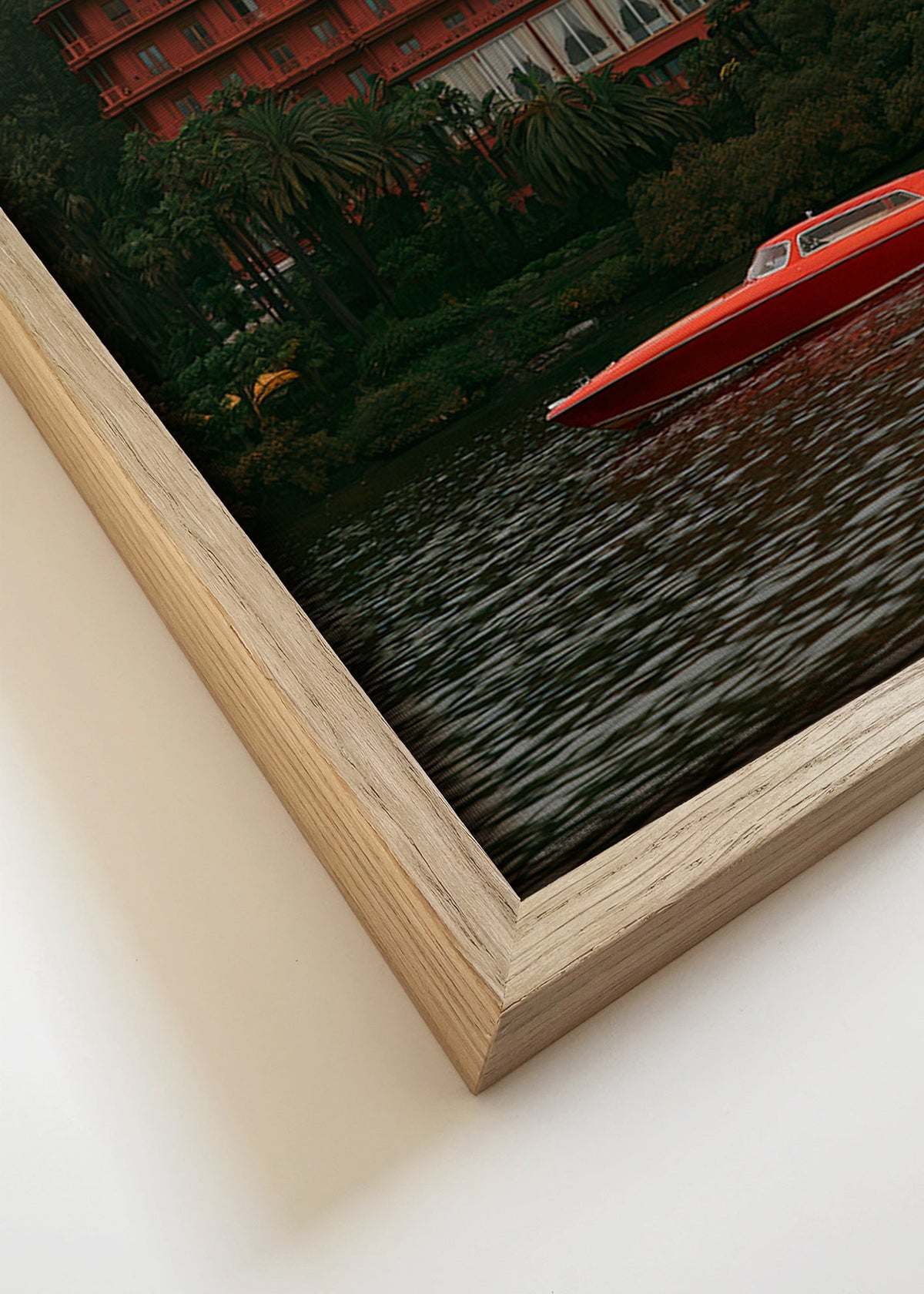 Landschapsschilderij met rood hotel en speedboot