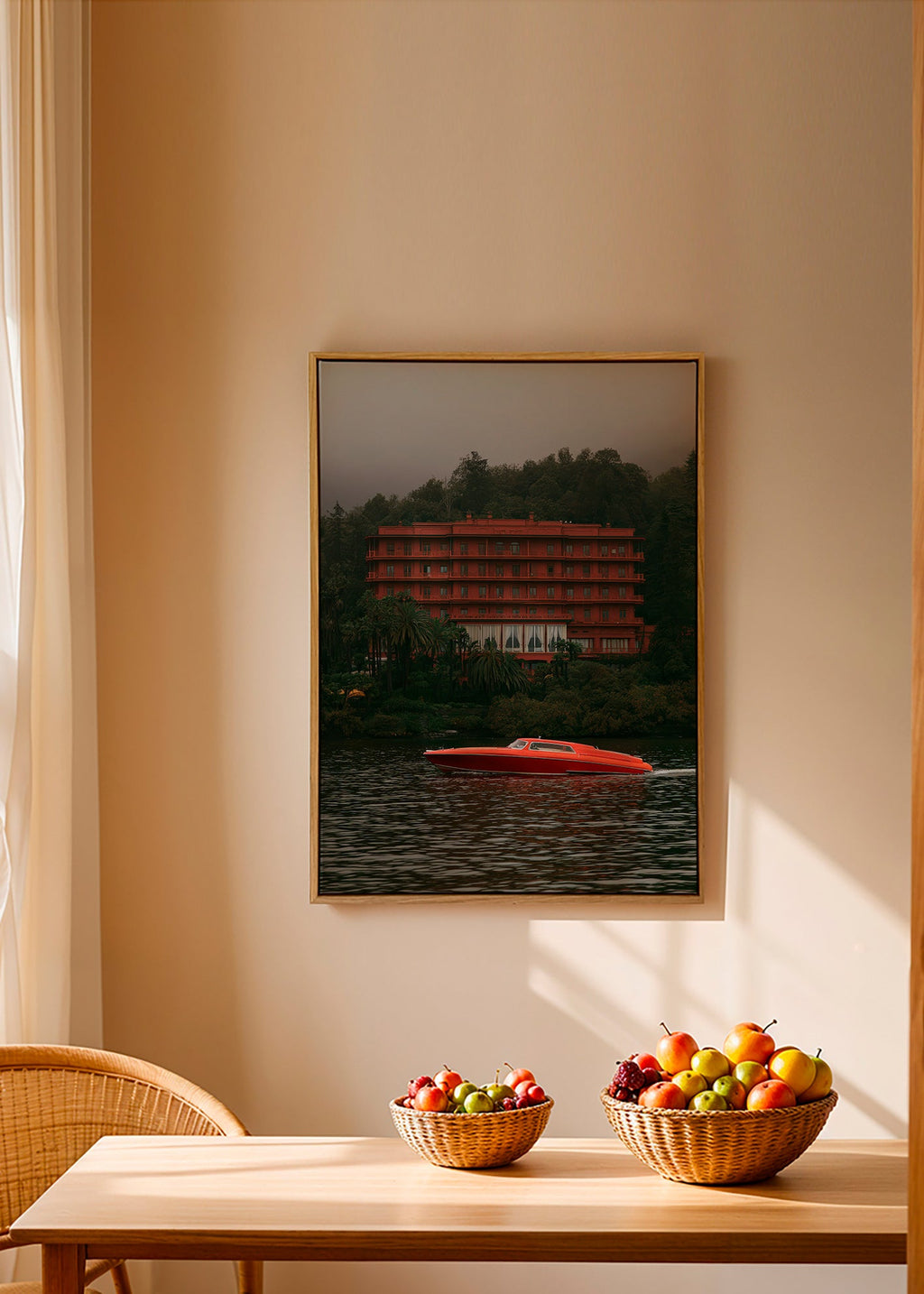 Landschapsschilderij met rood hotel en speedboot