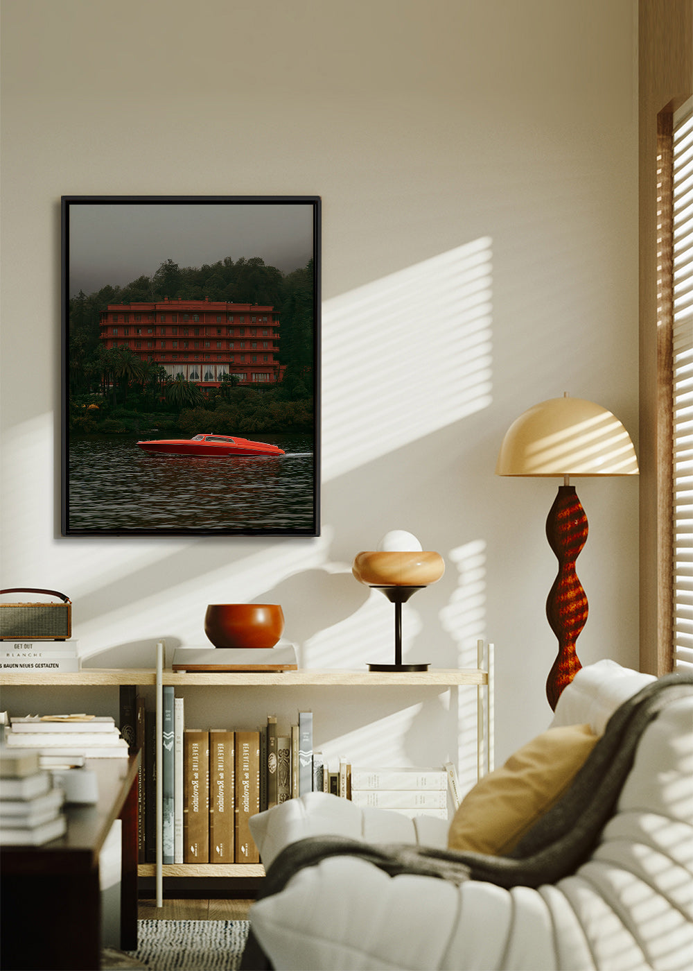 Landschapsschilderij met rood hotel en speedboot