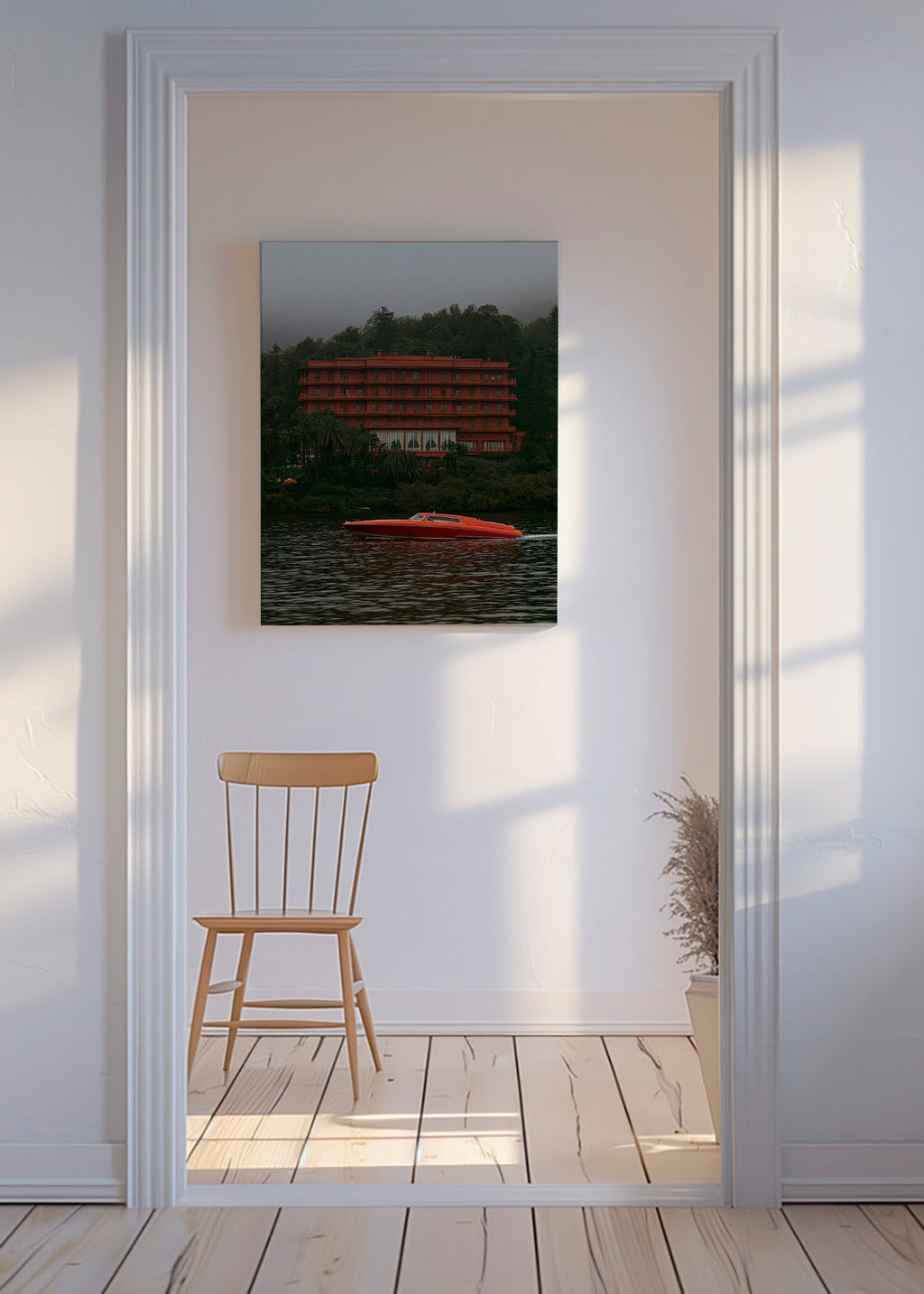 Landschapsschilderij met rood hotel en speedboot