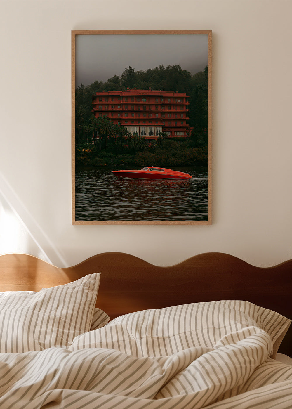 Landschapsschilderij met rood hotel en speedboot