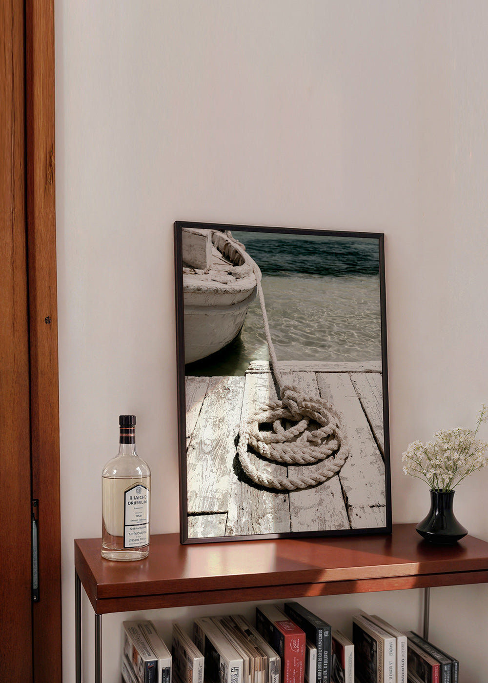 Fotografie van steiger met touw op de voorgrond