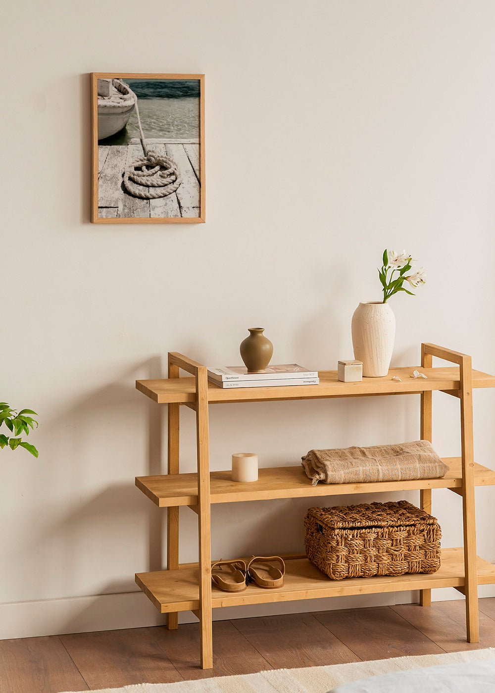 Fotografie van steiger met touw op de voorgrond