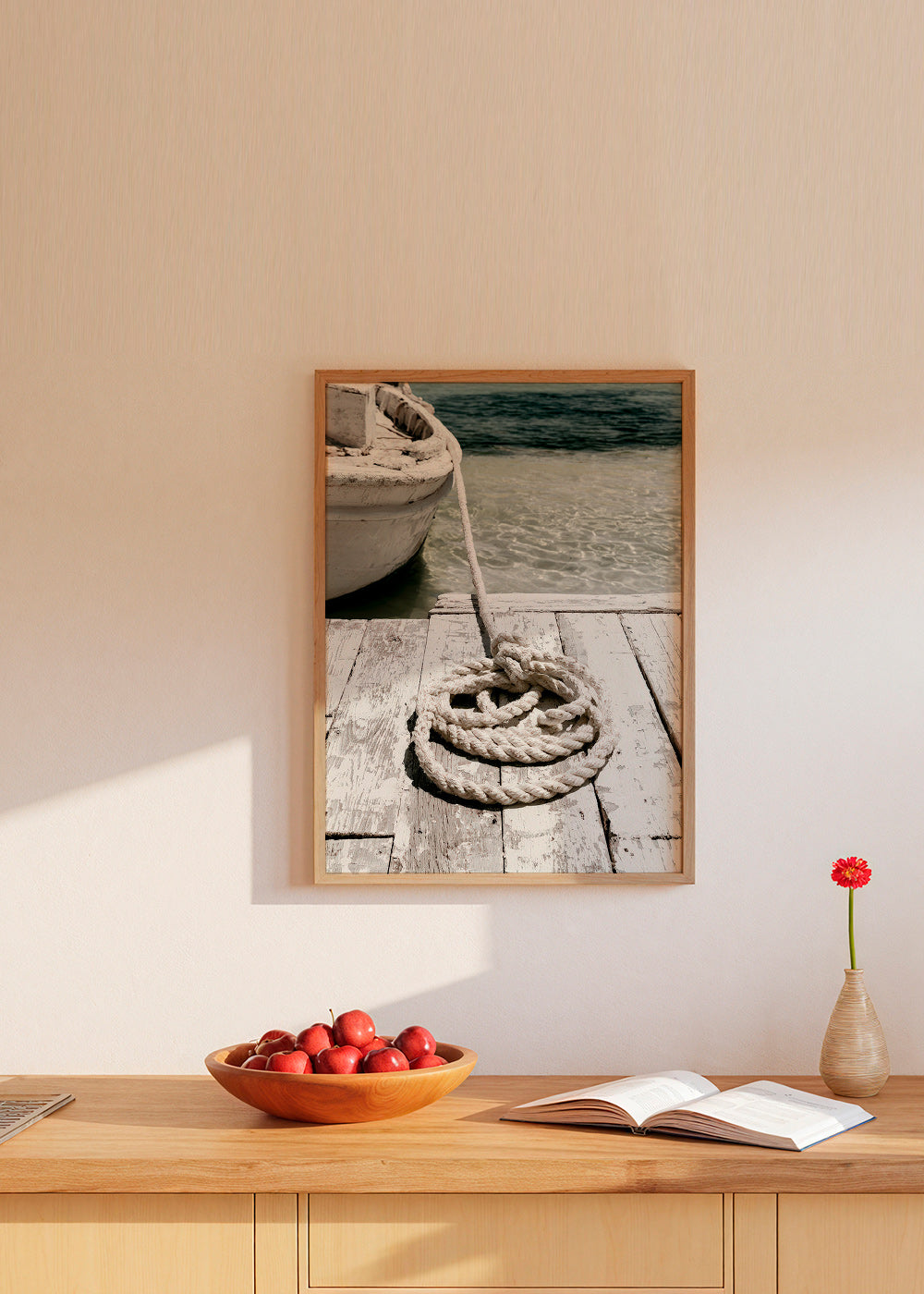 Fotografie van steiger met touw op de voorgrond