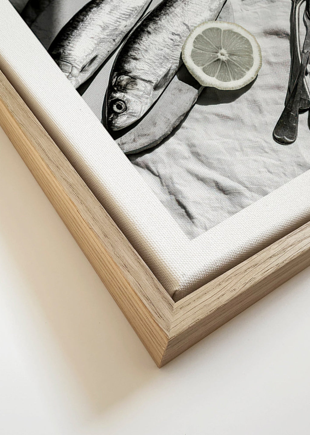 Keuken kunst: monochrome sardines en citroen stilleven