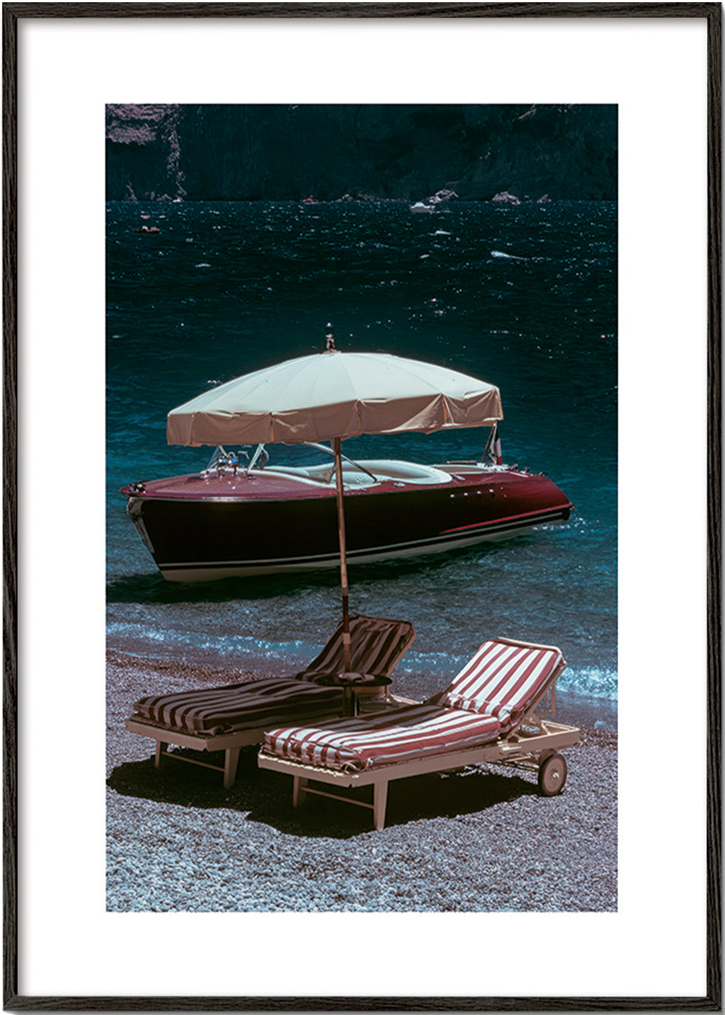 Landschap kunst met klassieke boot en ligstoelen aan de oever