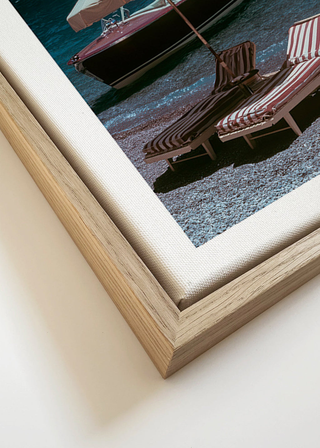Landschap kunst met klassieke boot en ligstoelen aan de oever