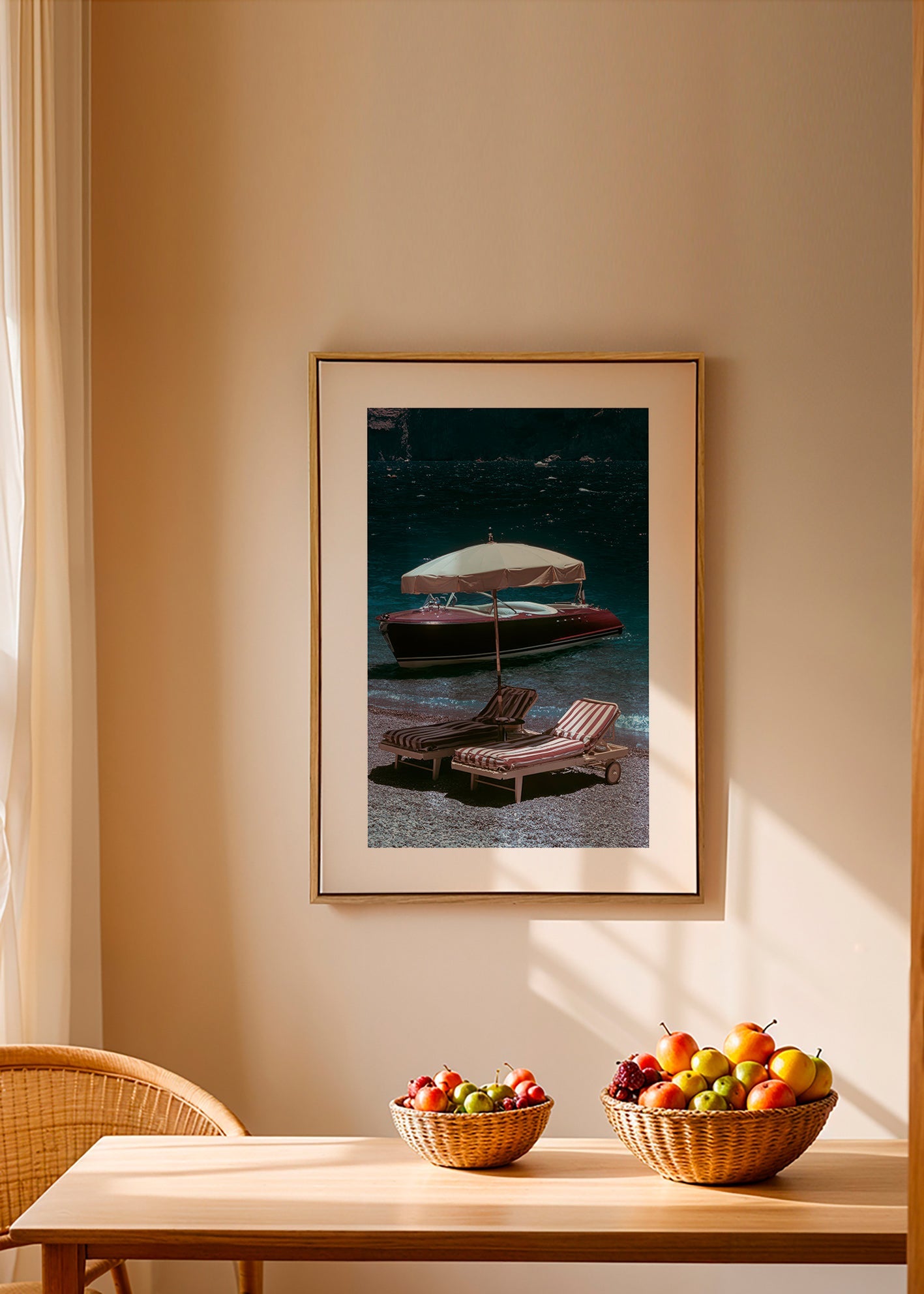 Landschap kunst met klassieke boot en ligstoelen aan de oever