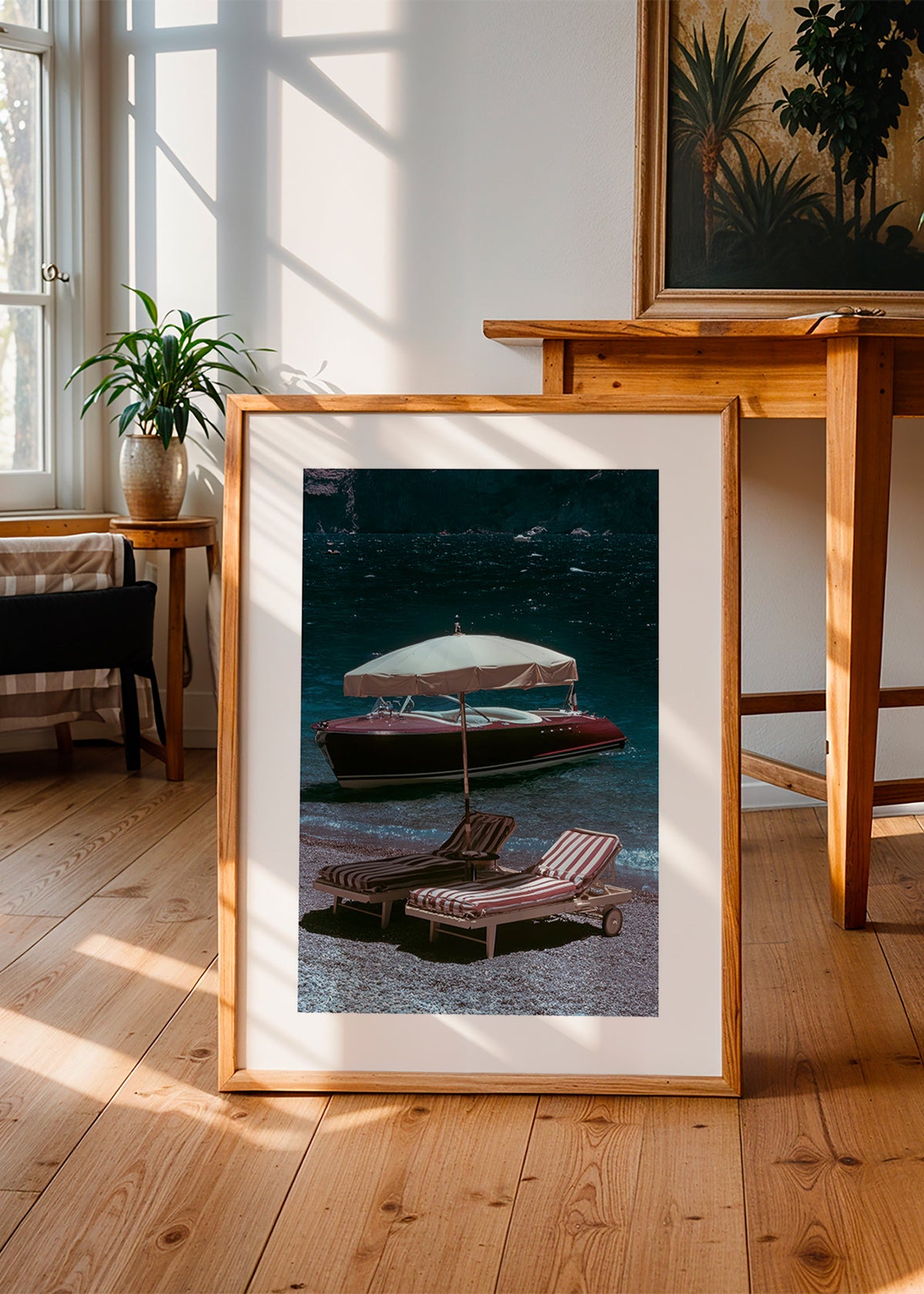 Landschap kunst met klassieke boot en ligstoelen aan de oever