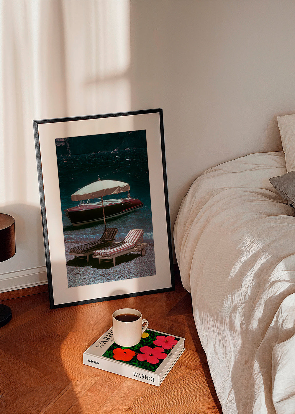 Landschap kunst met klassieke boot en ligstoelen aan de oever