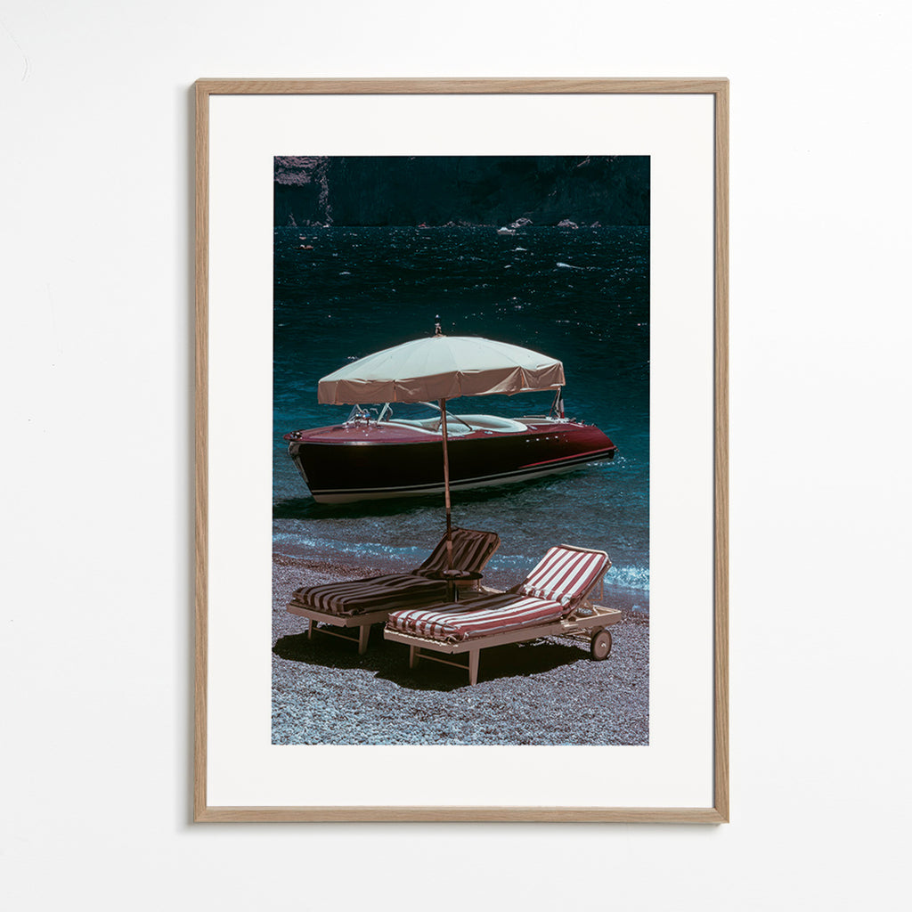 Landschap kunst met klassieke boot en ligstoelen aan de oever