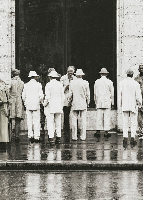 Zwart-wit foto van mannen van achteren in de regen