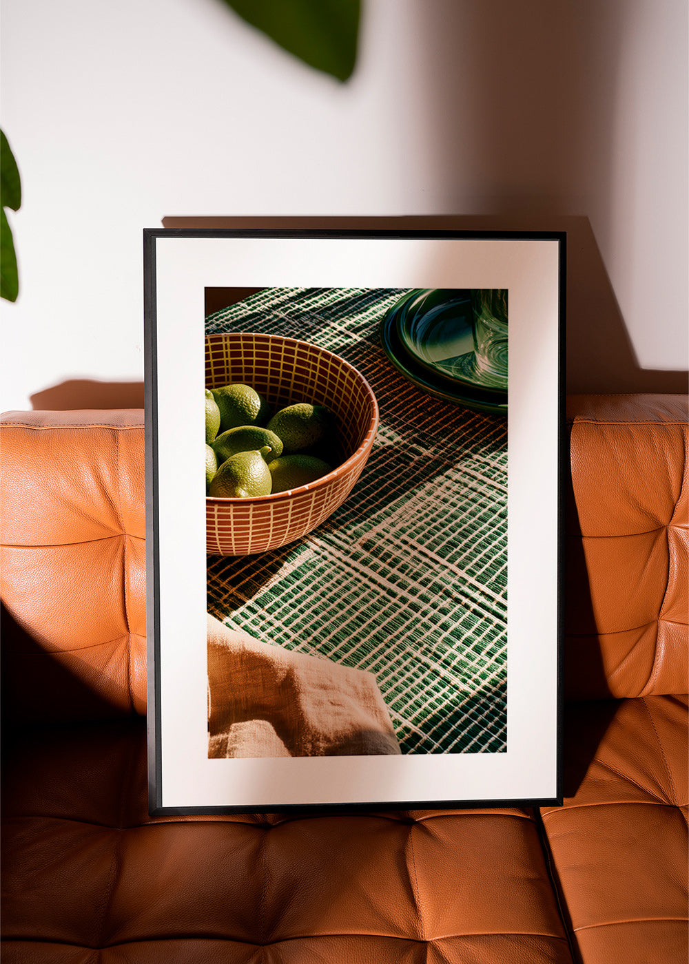 Keuken kunst met limoenen in kom en grafische doek